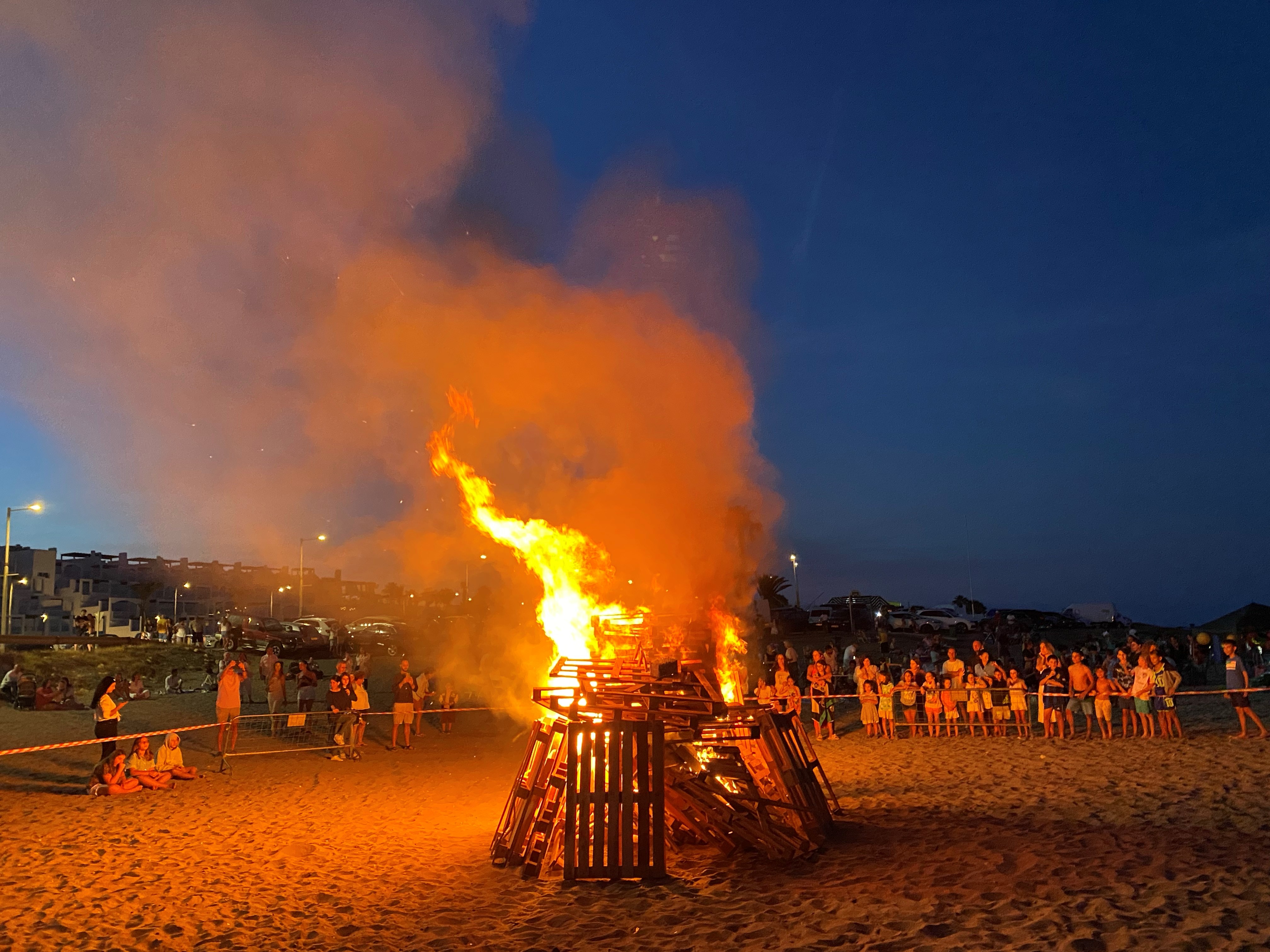 La Noche de San Juan en Mojácar se ha convertido ya en una celebración consolidada en el municipio, reuniendo durante el pasado fin de semana a centenares de personas en la Playa del Descargador desde la tarde.